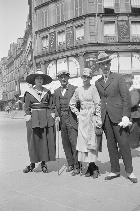 Olga-Khokhlova_Pablo-Picasso_Maria-Chabelska-et-Jean-Cocteau_Paris_Photo_1917.jpg