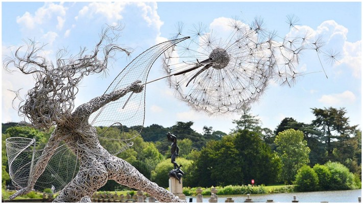 Скульптуры фей во время сильного ветра из стальной проволоки