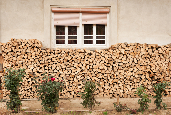 Поленница под окнами может даже стать своеобразным и очень колоритным украшением Поленница под окнами может даже стать своеобразным и очень колоритным украшением