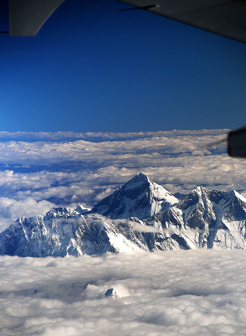 Вид на гору Эверест с борта самолёта.