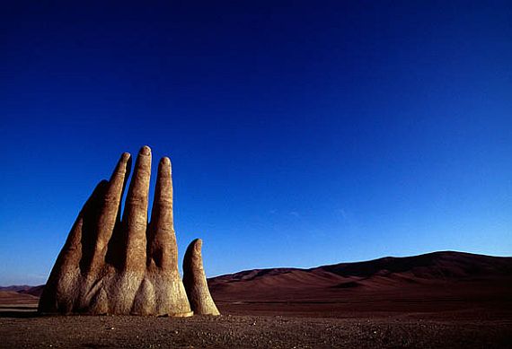 рука в пустыне