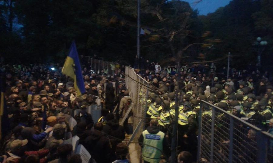 протестующие