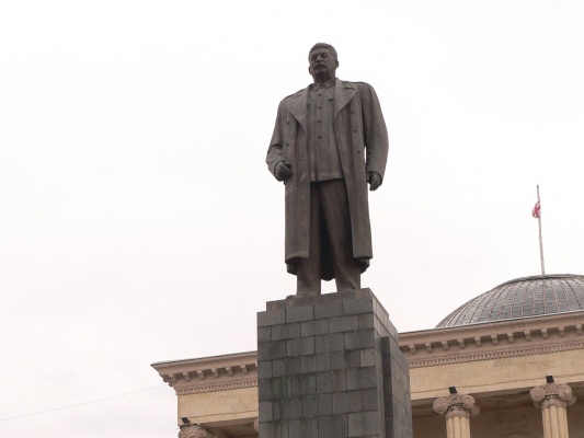 Жители грузинского города Гори хотят вновь видеть памятник Сталину