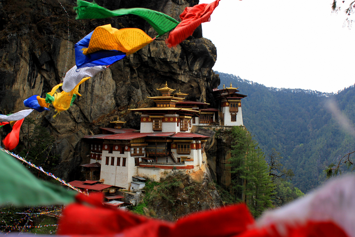 Бутан. Попасть в страну в качестве туриста — испытание не из лёгких. Беспокоясь о нетронутости местной культуры и достопримечательностей, правительство строго контролирует сферу туризма. Ко всему прочему, путешественники вынуждены оплачивать высокую пошлину за каждый день своего пребывания в Бутане. (Travis Lupick)