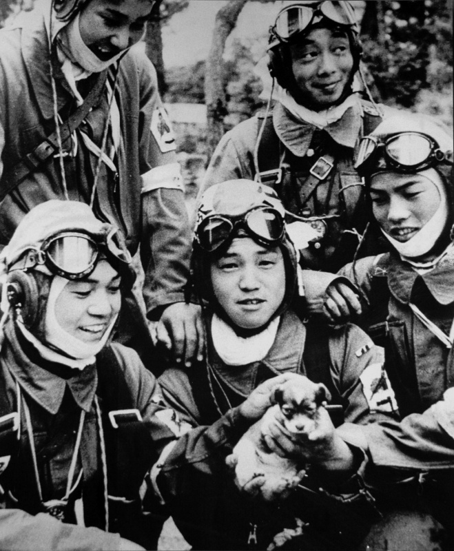 Японские летчики-камикадзе фотографируются с щенком