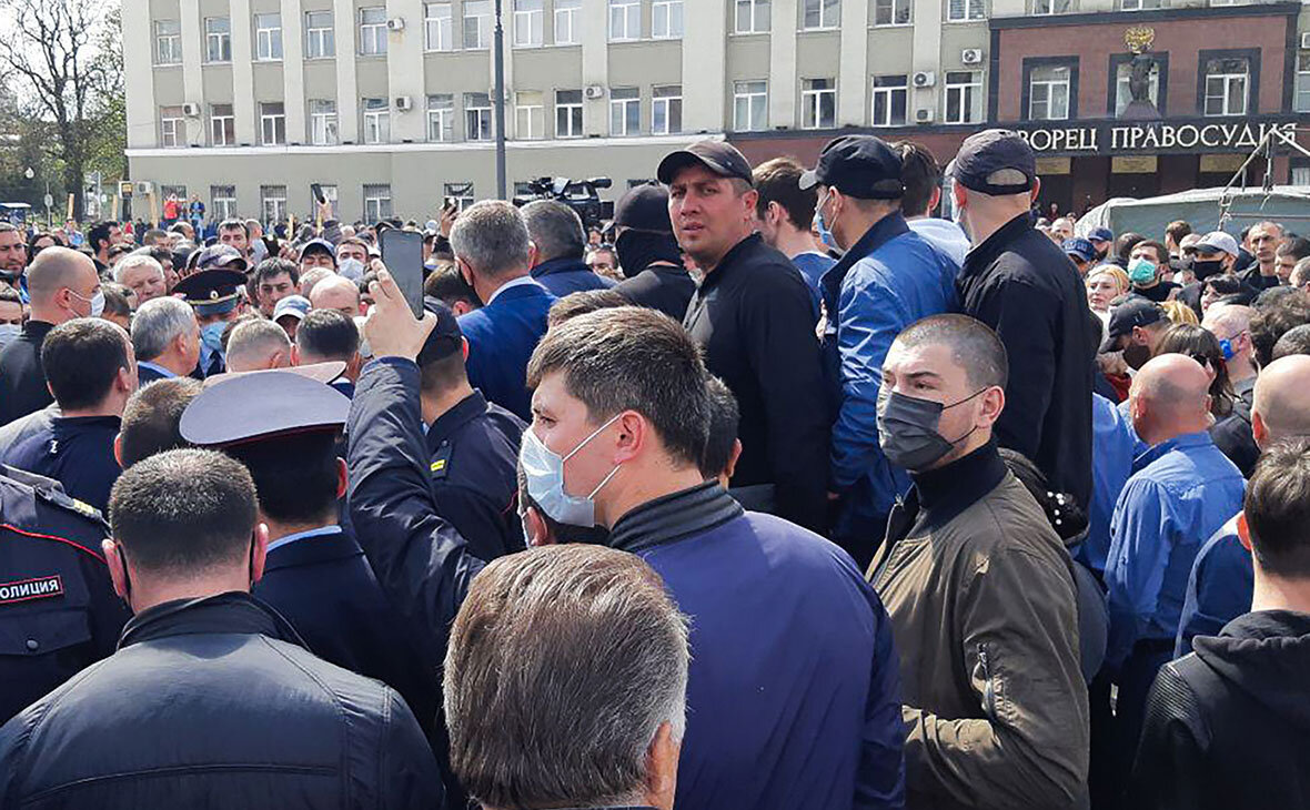 ОМОН перешёл на сторону народа — беспрецедентный случай в современной истории России на народном сходе в Владикавказе
