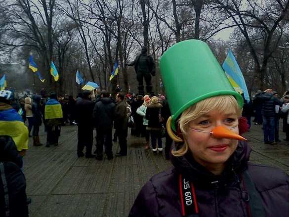 Кастрюли на голову - мозги в мусорное ведро. Два года знаковому перформансу Кастрюли на голову - мозги в мусорное ведро. Два года знаковому перформансу
