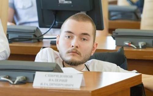 Напомним, программист-инвалид из Владимира, страдающий редкой болезнью, синдромом Вердинга-Хофмана, согласился на операцию после того, как итальянский профессор Серджио Канаверо заявил, что готов пересадить человеческую голову на здоровое тело, и что он ищет пациента, готового принять участие в эксперименте.