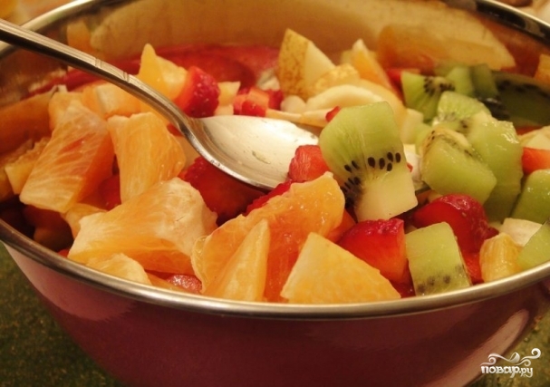 Сладкий салат из фруктов