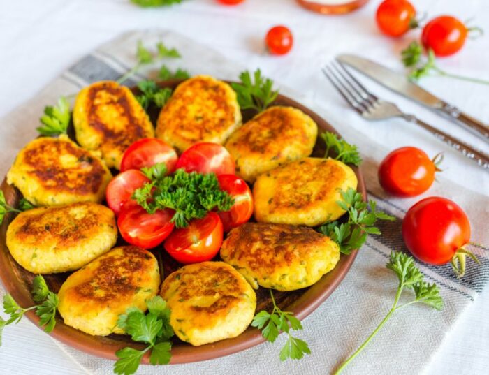 Картофельные котлеты с яблоком.  Фото: chefmarket.ru.