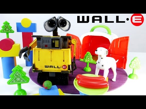 Видео для детей! Робот Валли играет с собачкой в мяч. Роботы игрушки, Wall E!