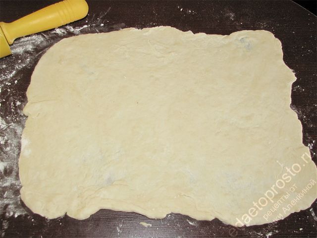 Разделить тесто на три части и раскатать одну из них скалкой на большой прямоугольник. пошаговое фото приготовления кулебяки