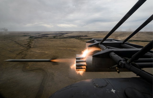 Стрельба неуправляемыми реактивными снарядами с вертолета Ми-8 во время стратегических командно-штабных учений российской армии «Центр-2015»