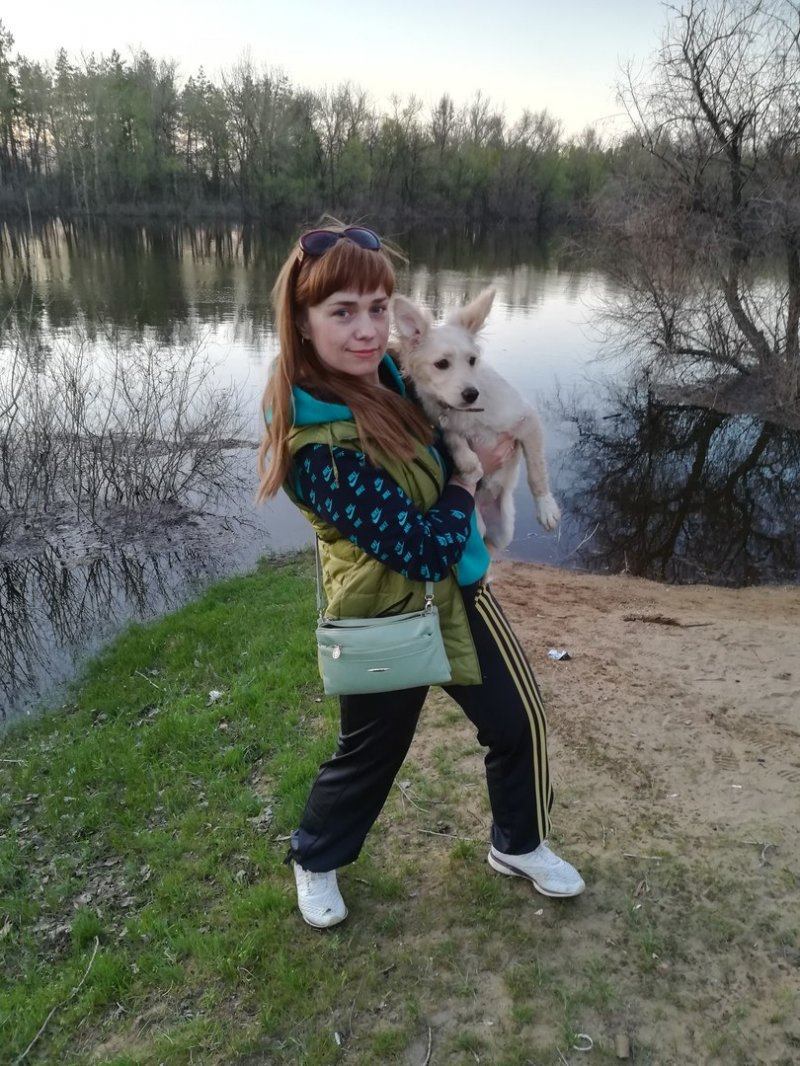 Совсем маленький щенок, дрожа от холода, прятался за огромный бак