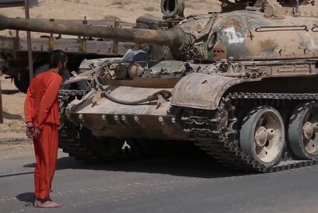 Зверства ИГИЛ: Пленного сирийца казнили, раздавив танком 