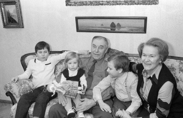 Александр Покрышкин с женой Марией Кузьминичной и внуками, 1983 год. Александр Покрышкин с женой Марией Кузьминичной и внуками, 1983 год. вов, герой, покрышкин