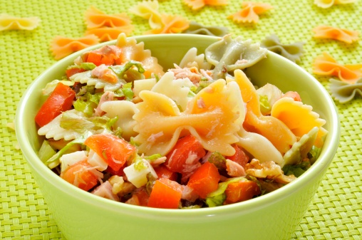Салат с макаронами бантик с