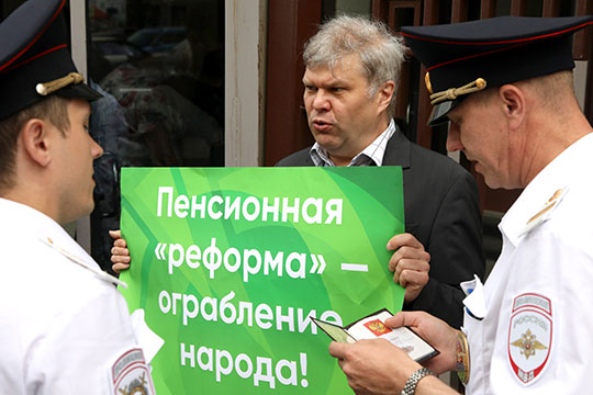 Народ не может не бунтовать. Во-первых, его всё время провоцируют Народ не может не бунтовать. Во-первых, его всё время провоцируют