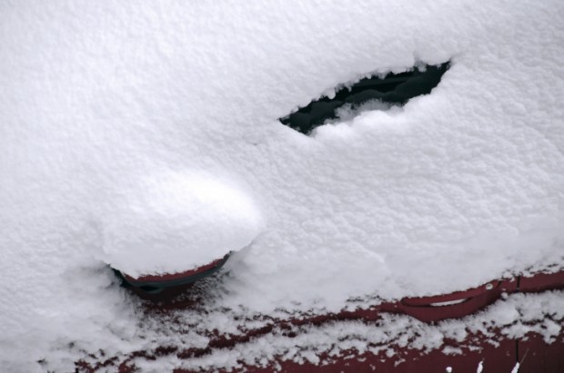 Заметённый снегом автомобиль
