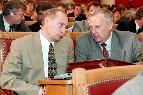 А вы говорите — Путин чемодан носил... Путин и Собчак в 1992 году А вы говорите — Путин чемодан носил... Путин и Собчак в 1992 году