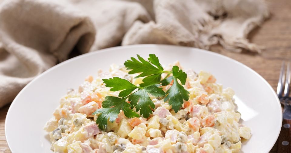 Эксперт назвал более полезные заправки вместо майонеза для праздничных салатов