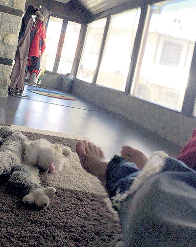 Отдыхая в своём доме в Болгарии, актёр от cкуки фотографирует свои конечности