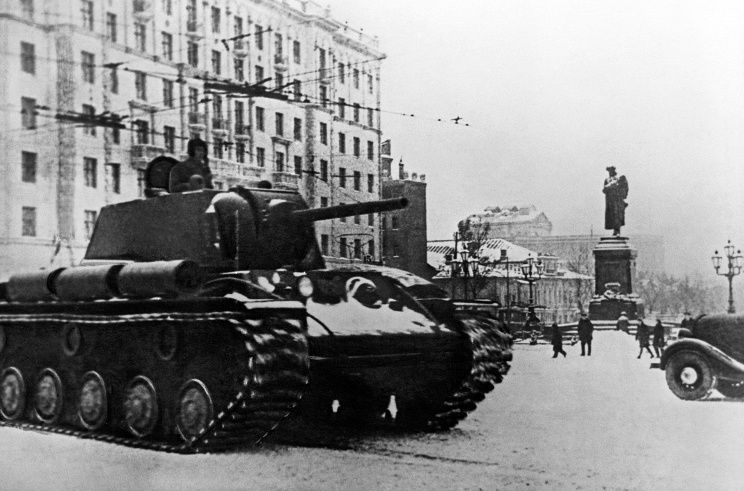 ID: 10625052 Описание: Советский Союз. Москва. Танки на Пушкинской площади в декабре 1941 года. Наум Грановский/Фотохроника ТАСС