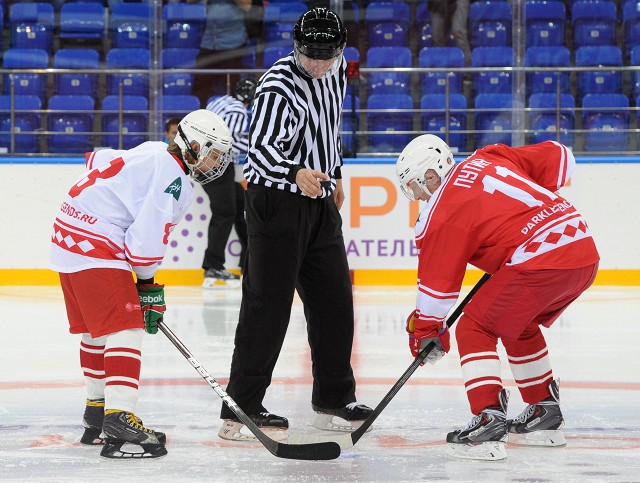 Команда «Легенды хоккея», в составе которой президент России, обыграла команду «Сириус», за которую выступали юные ученики одноименного образовательного центра…