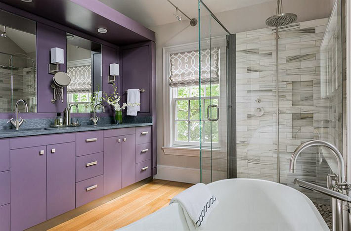 фиолетовые элементы в интерьере ванной комнаты