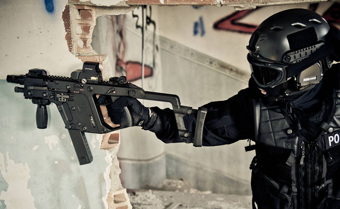 KRISS Vector Оружие представляет собой легкий пистолет-пулемет, отдача которого вверх снижена почти на 95%, а назад — на 60%. Стрелок может поражать цели очень и очень эффективно, причем с большой скоростью.