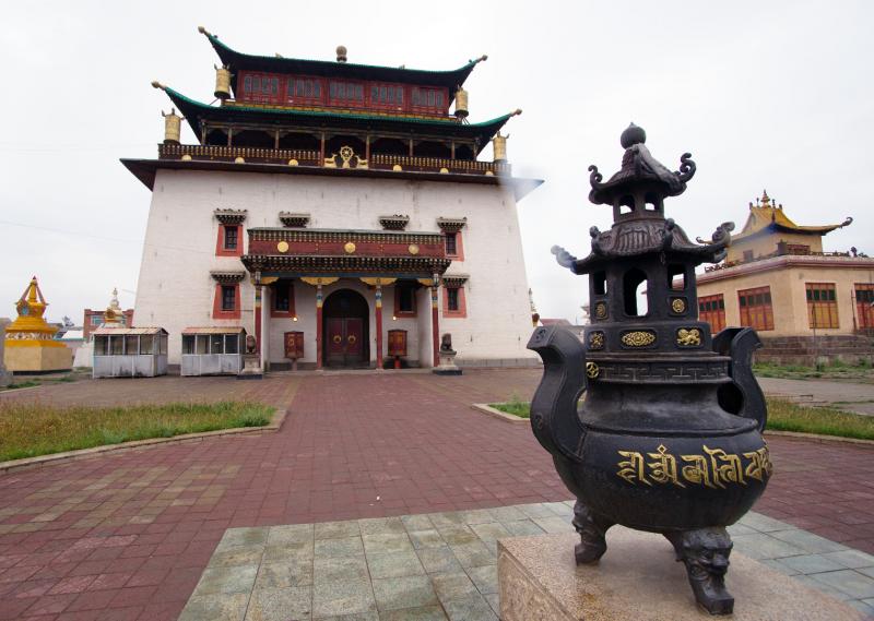 вид на монастырь Гандан в Улан-Баторе