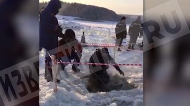 Видео: Провалившийся под лед Лены большегрузный кран удалось поднять на поверхность
