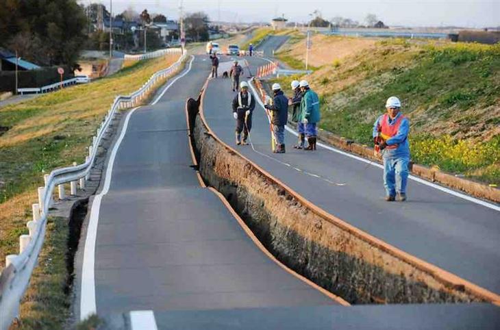 Это действительно случилось в Японии после землетрясения. Видимо, разлом между двумя полосами возник потому, что каждая из двух полос строилась отдельно.