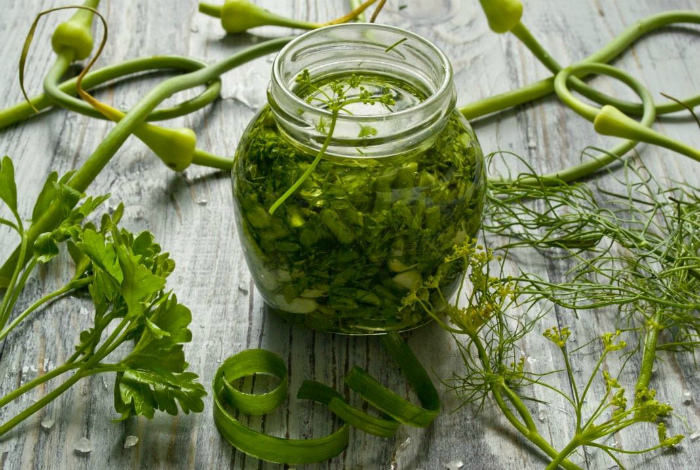 Растительное масло с измельченными стеблями зелени. Растительное масло с измельченными стеблями зелени.