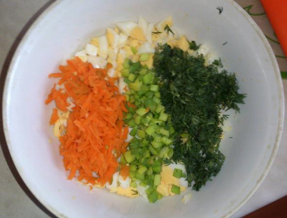 САЛАТ ИЗ ТУНЦА С ЯЙЦАМИ И ЛУКОМ