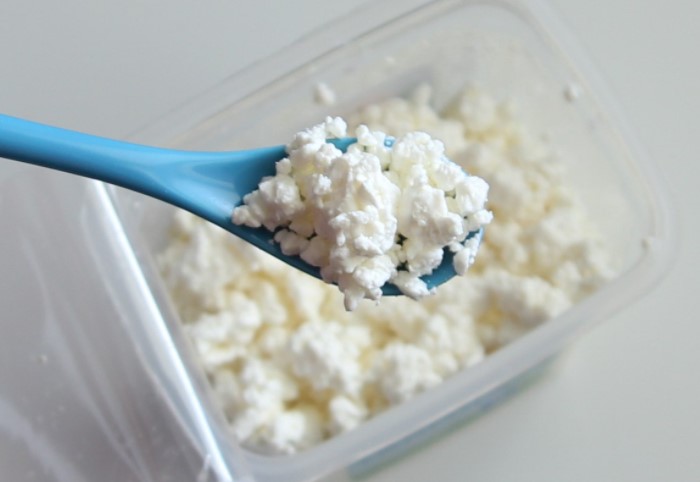 Молочный жир вступает в активную реакцию с кислородом, поэтому натуральный творог начнет пахнуть прокисшим / Фото: irecommend.ru Молочный жир вступает в активную реакцию с кислородом, поэтому натуральный творог начнет пахнуть прокисшим / Фото: irecommend.ru