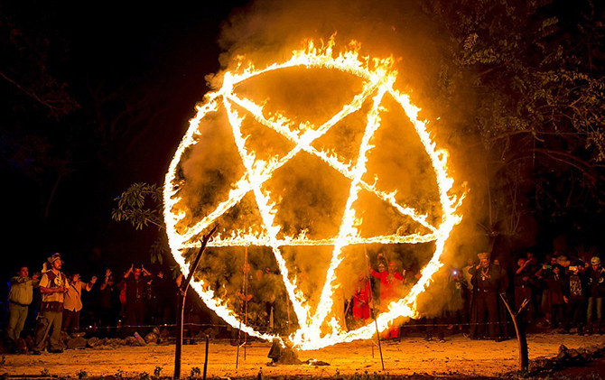 Запретные фото с леденящей сердце черной мессы сатанистов