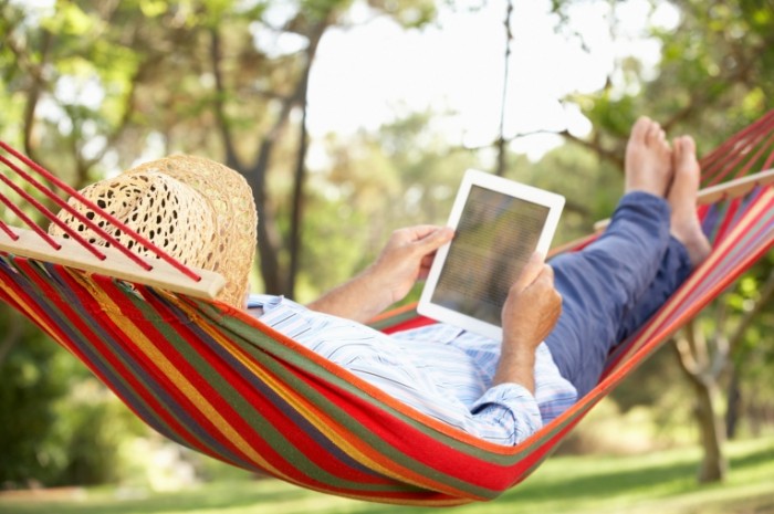 fotolia 46829779 m 700x465 Мужчина в гамаке с планшетом   Man in a hammock with a tablet