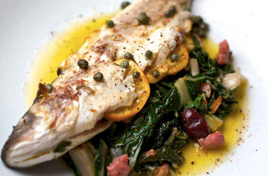 Запеченный в духовке сибас с ароматным маслом