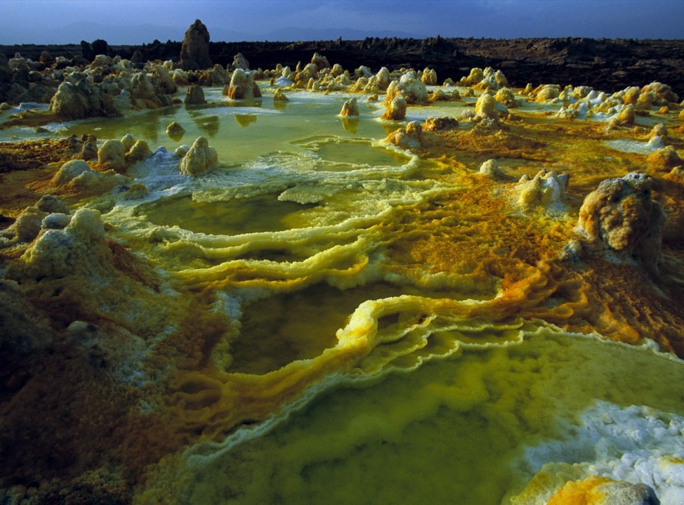 3) Сера, соль и другие минералы окрашивают в яркие цвета кратер вулкана Даллол в Эфиопии. 