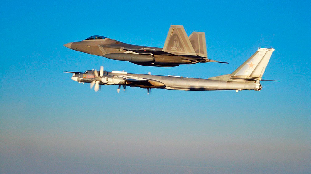 Истребители США сопроводили российские Ту-95 над водами северных морей