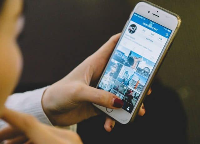 things-you-shouldnt-do-in-the-morning-check-social-media