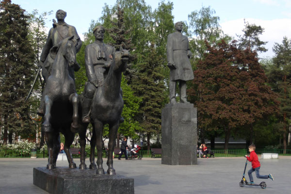 12 мая 2015 года у памятника А.А. Фадеева в Москве не очень многолюдно. Фото: Сергей Куксин/ РГ