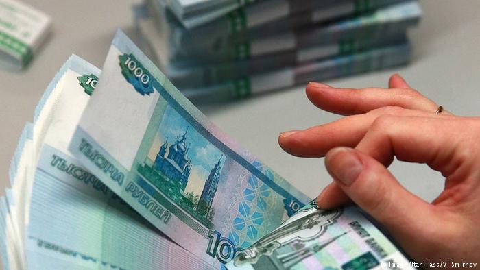Пересчитываются тысячарублевые банкноты Пересчитываются тысячарублевые банкноты