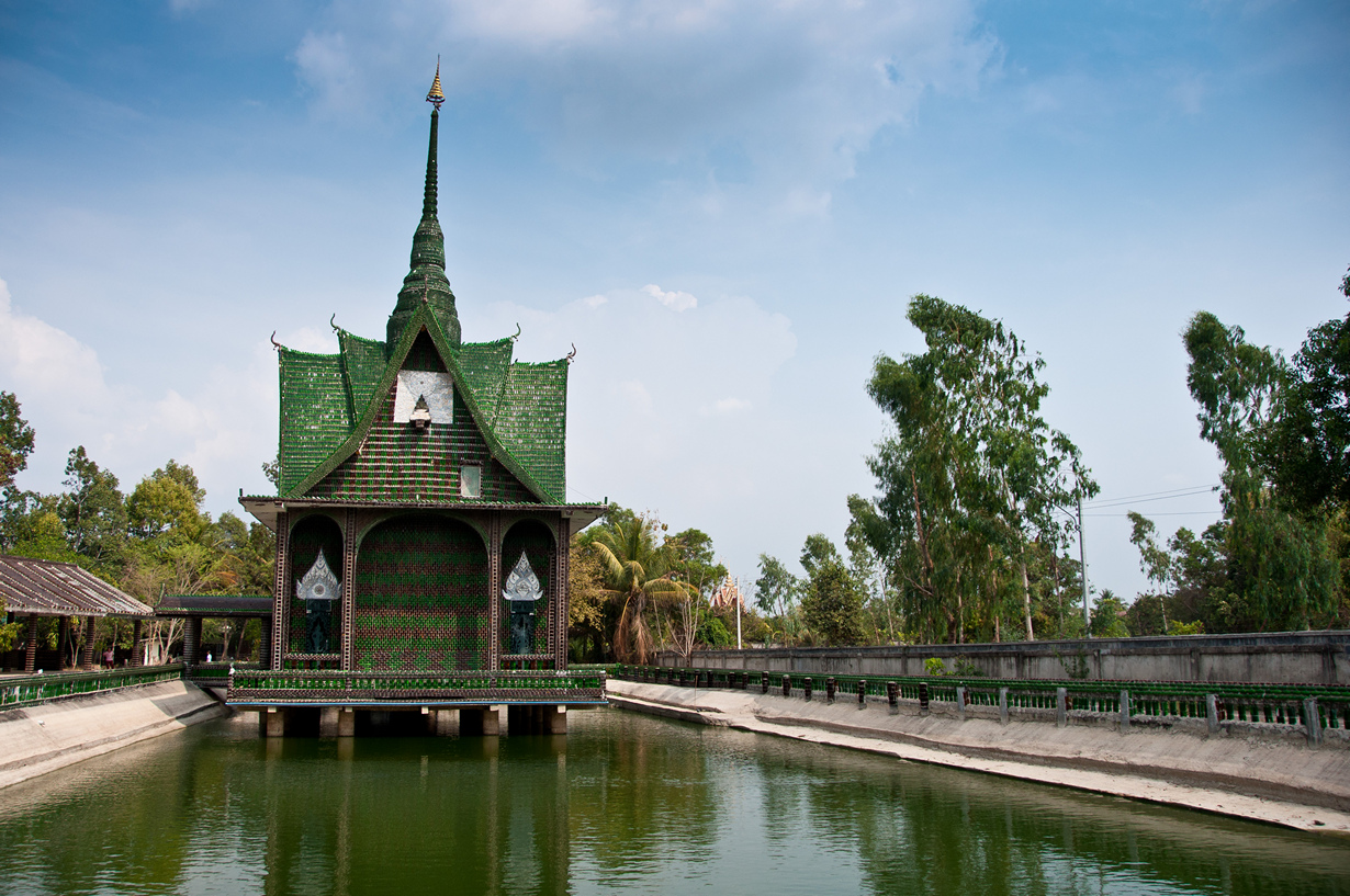 Храм Ват Па Маха Чеди Кео в Таиланде сделан из 1 млн бутылок «Хайнекен» и пива местного производства. (Mark Fischer)