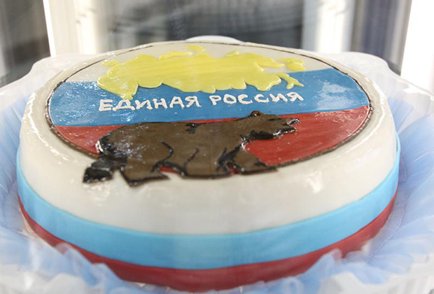 «Единая Россия» — не только партия, но и вкусный продовольственный товар (торт с сельскохозяйственной выставки в Волгограде в апреле 2014 года)
