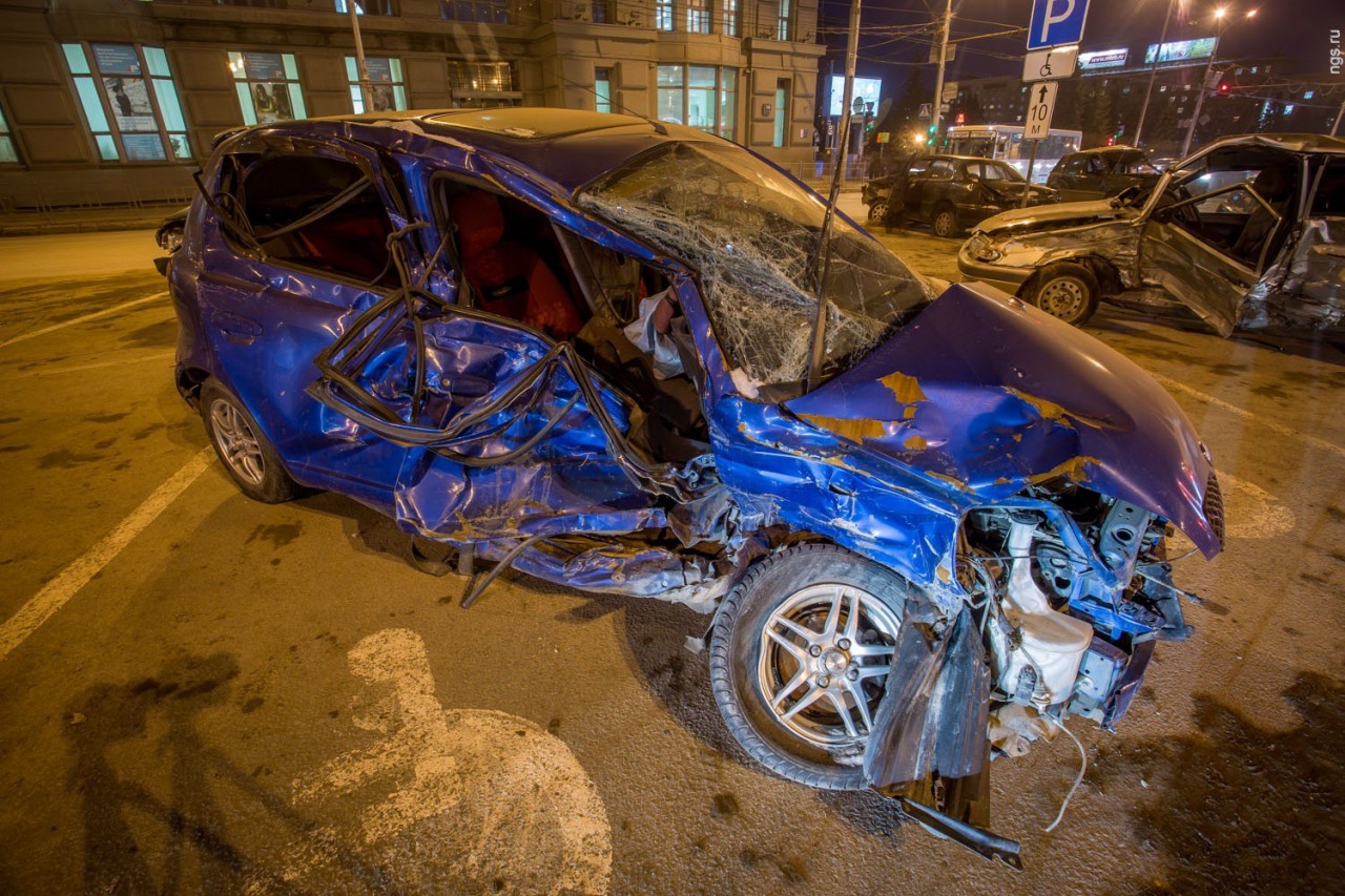 Искореженные в страшных ДТП машины выстроились в центре Новосибирска авария, авто, акция, дтп, новосибирск
