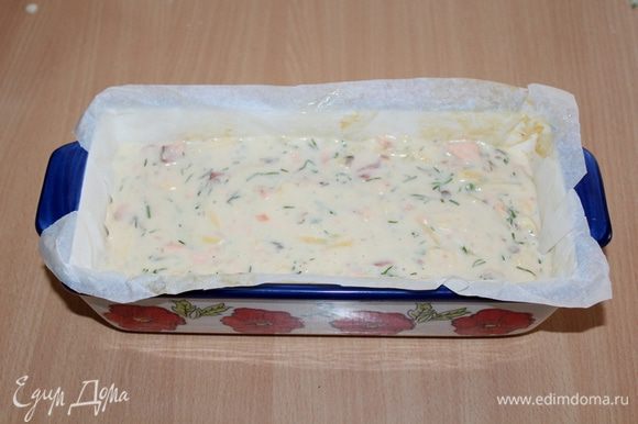 Выливаем тесто в форму. ЗАКУСОЧНЫЙ КЕКС С ЛОСОСЕМ