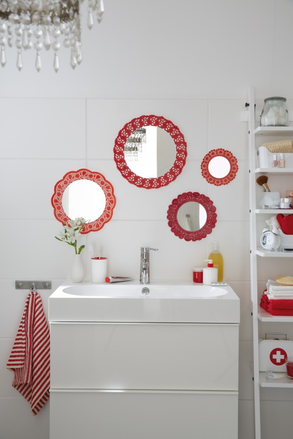 Сочетание различных салфеток, красных и зеркал сделать стене ванной уникальным.
