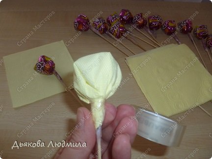 Мастер-класс Свит-дизайн 8 марта День матери Моделирование конструирование МК сладкой розочки эконом-класса Салфетки фото 6